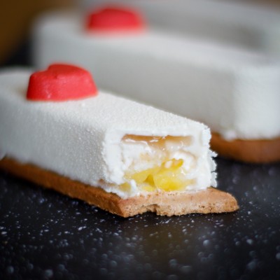 Douceur Épicée – Entremets Ananas-Vanille-Gingembre | Véronique Derennes