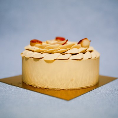 Miss Williams – Entremets Poire Williams, pignons & Ganache Dulcey | Véronique DERENNES Pâtisserie Miss Williams – Entremets Poire Williams, pignons & Ganache Dulcey | Véronique DERENNES Pâtisserie
