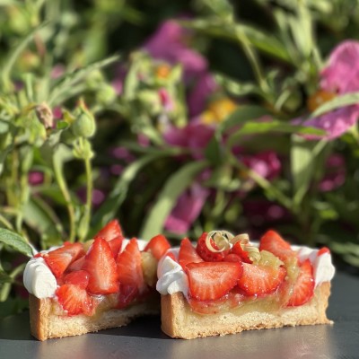Tarte fraise rhubarbe – Fraises des Saveurs de Chailly - rhubarbe maison Vermès| Véronique Derennes