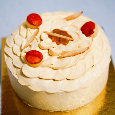 Miss Williams – Entremets Poire Williams, pignons & Ganache Dulcey | Véronique DERENNES Pâtisserie Miss Williams – Entremets Poire Williams, pignons & Ganache Dulcey | Véronique DERENNES Pâtisserie