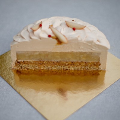 Miss Williams – Entremets Poire Williams, pignons & Ganache Dulcey | Véronique DERENNES Pâtisserie