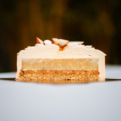 Miss Williams – Entremets Poire Williams, pignons & Ganache Dulcey | Véronique DERENNES Pâtisserie