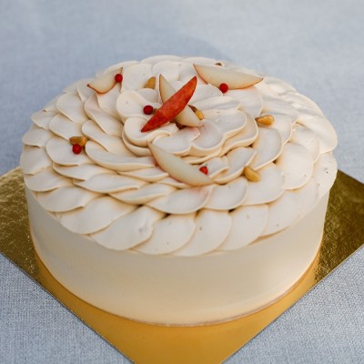 Miss Williams – Entremets Poire Williams, pignons & Ganache Dulcey | Véronique DERENNES Pâtisserie